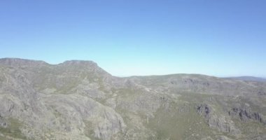 Serra da Estrela doğal parkındaki dağlardaki hava görüntüleri, Star Mountain Range, Buzul vadisi ve dağ manzarası, Kuzey Portekiz 'deki ikonik doğal manzara....