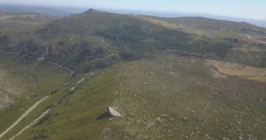 Serra da Estrela doğal parkındaki dağlardaki hava görüntüleri, Star Mountain Range, Buzul vadisi ve dağ manzarası, Kuzey Portekiz 'deki ikonik doğal manzara....