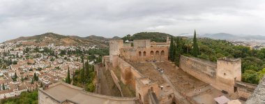 Granada İspanya - 09 14 2021: Alhambra Kalesi 'ndeki Torre de la Vela' dan panoramik hava manzarası ve Granada hava manzarası, saray gözcüsü, binalar ve ufuk manzarası, İspanya
