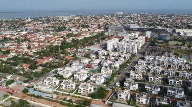 Talatona Luanda Angola - 12: 20 2021: Talatona şehrinin insansız hava aracı görüntüleri, lüks evleri ve ofis binaları olan yerleşim alanları, Angola 'nın Luanda kentinin metropolitan alanı