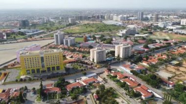 Talatona Luanda Angola - 12: 20 2021: Talatona şehrinin insansız hava aracı görüntüleri, lüks evleri ve ofis binaları olan yerleşim alanları, Angola 'nın Luanda kentinin metropolitan alanı