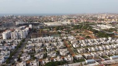 Talatona Luanda Angola - 12: 20 2021: Talatona şehrinin insansız hava aracı görüntüleri, lüks evleri ve ofis binaları olan yerleşim alanları, Angola 'nın Luanda kentinin metropolitan alanı