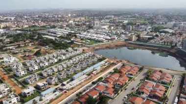 Talatona Luanda Angola - 12: 20 2021: Talatona şehrinin insansız hava aracı görüntüleri, lüks evleri ve ofis binaları olan yerleşim alanları, Angola 'nın Luanda kentinin metropolitan alanı