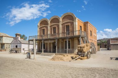 Almeria İspanya - 09: 15 2021: Oasys 'deki bir şehir bankasının görüntüsü - Mini Hollywood, İspanyol batı tarzı bir tema parkı, Batılı kovboylar senaryosu, geleneksel mağazalar, Almeria Taberna çölü