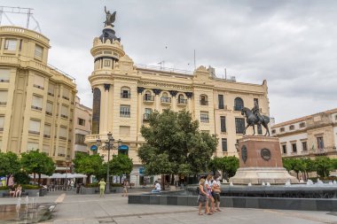 Cordoba İspanya - 09: 13 2021: Tendillas Meydanı, Plaza de las tendillas, şehir meydanı, klasik binalar, çeşmeler, Gran Capitan heykeli, turist ziyaretçileri