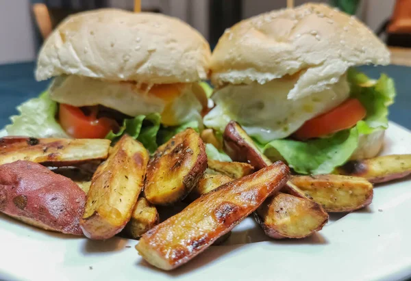 Veduta Una Patata Dolce Fritta Tradizionale Due Hamburger Vegetariani Sul — Foto Stock