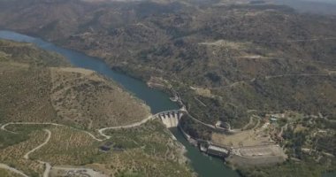 Penedo Durao 'nun hava aracı görüntüleri, tipik Uluslararası Douro Park manzarası, Douro nehri üzerindeki baraj ve arka plan olarak İspanya' nın kuzeyindeki dağlık bölgeler....