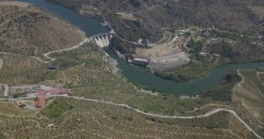 Penedo Durao 'nun hava aracı görüntüleri, tipik Uluslararası Douro Park manzarası, Douro nehri üzerindeki baraj ve arka plan olarak İspanya' nın kuzeyindeki dağlık bölgeler....