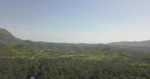 Съемка Воздушного Беспилотника Тропического Ландшафта Лесами Горами Лесного Заповедника Кумбира — стоковое видео