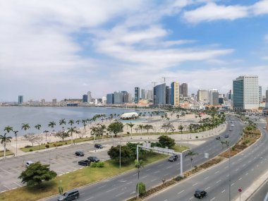 Luanda Angola - 10 13 2021: Luanda şehir merkezinin havadan görünüşü, Bay, Cabo Adası ve Luanda Limanı, Angola 'daki marjinal ve merkezi binalar