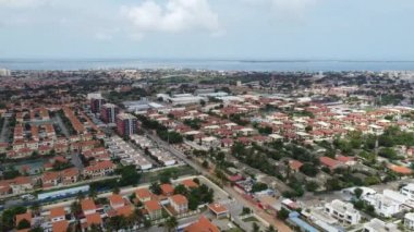 Talatona Luanda Angola - 12: 20 2021: Talatona şehrinin insansız hava aracı görüntüleri, lüks evleri ve ofis binaları olan yerleşim alanları, Angola 'nın Luanda kentinin metropolitan alanı