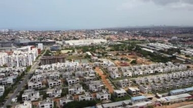 Talatona Luanda Angola - 12: 20 2021: Talatona şehrinin insansız hava aracı görüntüleri, lüks evleri ve ofis binaları olan yerleşim alanları, Angola 'nın Luanda kentinin metropolitan alanı