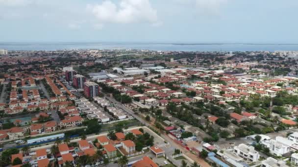 タラトナ ルアンダ アンゴラ 2021年 タラトナ市の空中ドローン映像 高級住宅やオフィスビルがあるマンションのある住宅街 アンゴラのルアンダの首都圏 — ストック動画