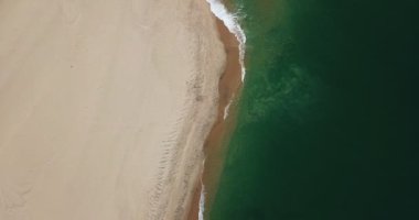 Angola sahilinde insansız hava aracı ile çekilen hava görüntüsü, sahilde dalgalı su.