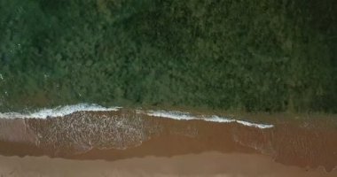 Angola sahilinde insansız hava aracı ile çekilen hava görüntüsü, sahilde dalgalı su.