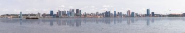 Luanda Angola - 10: 13: 2021: Luanda şehrinin tam panoramik manzarası, Modern gökdelenler binaları, körfez, Luanda Limanı, marjinal ve merkezi binalar, körfez suyu üzerine yansıma, Angola,