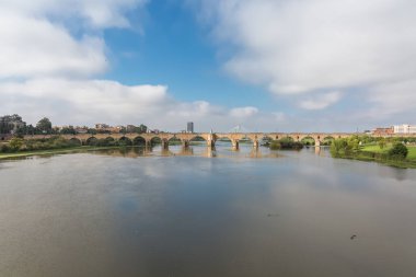 Badajoz İspanya - 09 16 2021: Guadiana nehri ve Palmas köprüsündeki muhteşem sabah manzarası, Guadiana Park nehri, Badajoz şehir merkezi, İspanya