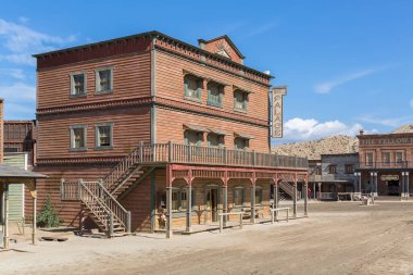 Almeria İspanya - 09: 15 2021: Oasys 'deki ikonik Palace Otel binası - Mini Hollywood, İspanyol Batı tarzı tema parkı, Batılı kovboylar senaryosu, Almeria Taberna Çölü, İspanya
