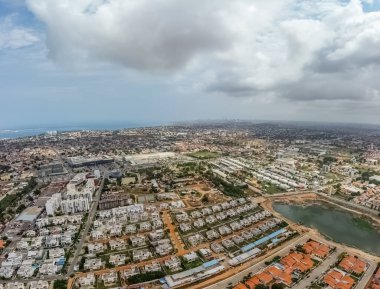 Talatona Angola - 12. 24 2021: Belas 'taki Talatona şehrinin insansız hava aracı fotoğrafları, lüks evleri ve lüks ofis binaları olan yerleşim alanları, Luanda, Angola' nın metropolitan alanı