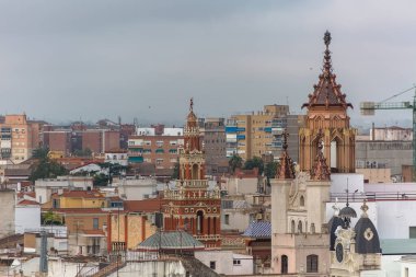 Badajoz İspanya - 09 16 2021: Badajoz şehir merkezindeki binaların tepesinden manzara, klasik kule süslemeli kule binaları ve daha modern binalar, İspanya
