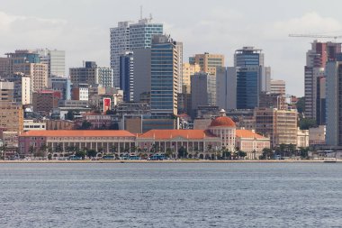 Luanda Angola - 10 13 2021: Şehir merkezindeki Luanda şehrinde ayrıntılı görüş, Angola ikonik kamu binası, modern gökdelenler binaları, körfez suyu, marjinal ve merkezi binalar, Angola