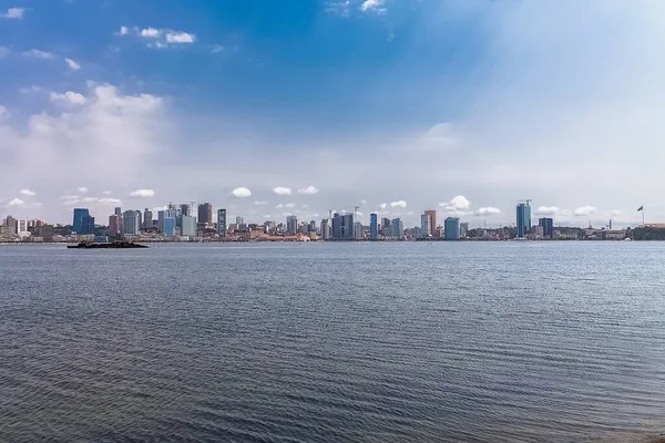 Luanda Angola - 10: 13 2021: Şehir merkezindeki Luanda şehrinde, modern gökdelenler binaları, körfez, Luanda Limanı, marjinal ve merkezi binalar, körfez suyu, Angola