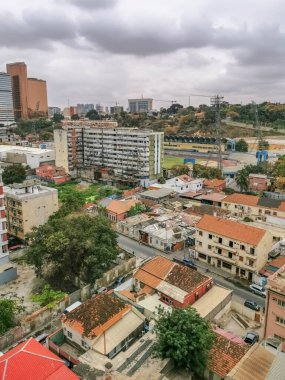 Luanda Angola - 10: 13: 2021: Luanda şehir merkezi, Coqueiros bölgesi, Coqueiros Stadyumu, marjinal ve merkez binalar, Ingombota, Luanda Angola