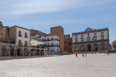 İspanya - 09: 12 2021: Şehir merkezindeki Plaza Belediye Başkanı, Ayuntamiento de Caceres, Arco de la Estrella ve diğer miras binaları
