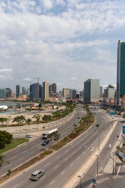 Luanda Angola - 10 13 2021: Luanda şehir merkezinin havadan görünüşü, Bay, Cabo Adası ve Luanda Limanı, Angola 'daki marjinal ve merkezi binalar