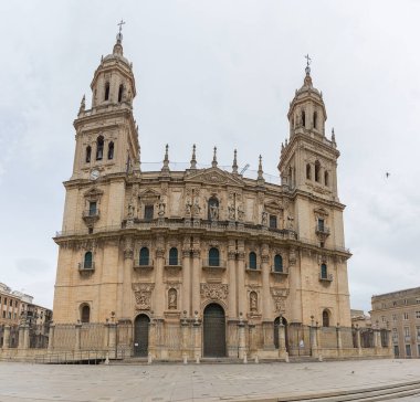 Jaen İspanya - 09: 13 2021: Jaen Katedrali, ünlü Santo Rostro eserini ve dini sanat müzesini barındıran büyük bir barok-rönesans katedrali.
