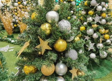 Dekoratif nesnelerin detaylı görünümü, tipik Noel dekorasyonu, renkli elementler, yıldızlar, toplar ve diğer şekiller, çeşitli renkler ve şekiller...