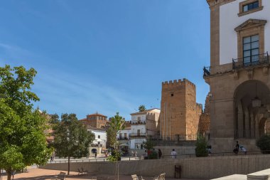 İspanya - 09: 12 2021: Caceres şehir merkezindeki Plaza Belediye Başkanı, Ayuntamiento de Caceres ve diğer miras binaları, gezen ve ziyaret eden turistler