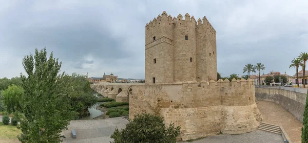 2021年9月13日 西班牙科尔多瓦 位于西班牙科尔多瓦市中心历史建筑中心的卡拉霍拉塔 Calahorra Tower Torre Calahorra Islamic Origin Fortified — 图库照片