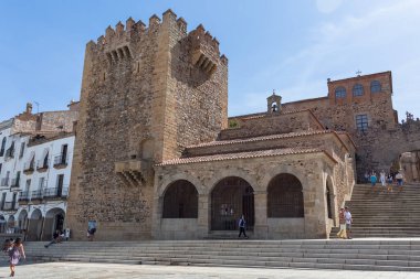 İspanya - 09: 12 2021: İkonik Torre Bujaco, Arco de la Estrella ve Caceres şehir merkezindeki Plaza Belediye Başkanı 'ndaki diğer miras binalarına bakın.