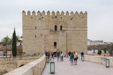 Cordoba İspanya - 09: 13 2021: Calahorra Kulesi, Torre de la Calahorra, İslam kökenli, Guadalquivir nehri üzerindeki Roma Köprüsü 'nden tarihi Cordoba, İspanya şehir merkezindeki tahkim edilmiş bir kapı