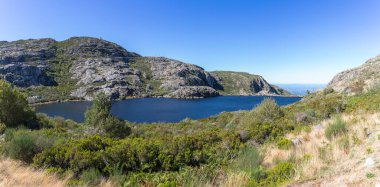 Serra da Estrela Doğal Parkı 'ndaki Covao do Curral barajından Albufeira gölünün panoramik manzarası...