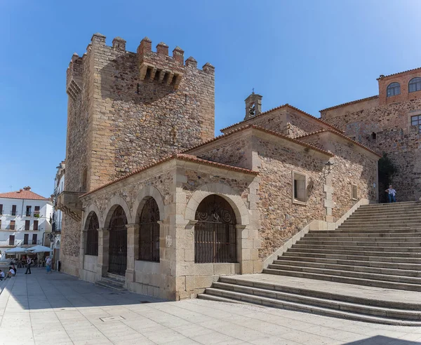 İspanya - 09: 12 2021: İkonik Torre Bujaco, Arco de la Estrella ve Caceres şehir merkezindeki Plaza Belediye Başkanı 'ndaki diğer miras binalarına bakın.