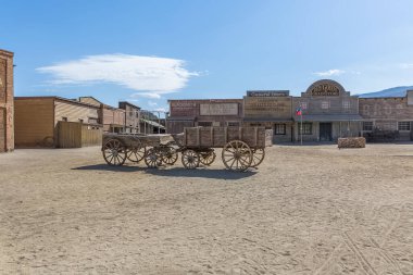 Almeria İspanya - 09: 15 2021: Oasys - Mini Hollywood, İspanyol Batı tarzı tema parkı, Batılı kovboylar senaryosu, eski ahşap araba, geleneksel mağazaları olan kasaba, Almeria Taberna çölü