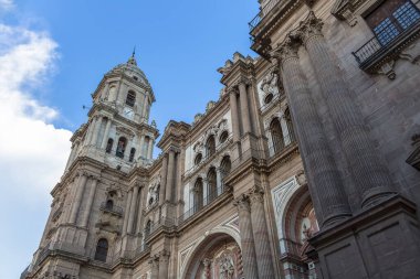Malaga İspanya - 09: 15 2021: Malaga Katedrali veya Santa Iglesia Katedrali Basilica de la Encarnacion ve Obispo Meydanı 'nın ön cephesinde ayrıntılı görünüm