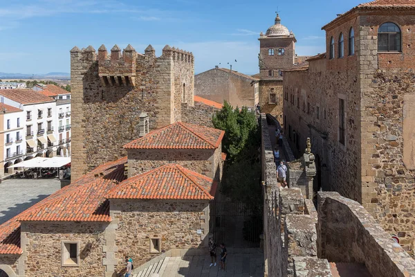 İspanya - 09: 12 2021: Torre Bujaco, Arco de la Estrella kalesi ve şehir merkezindeki Plaza Mayor 'daki diğer miras binaları