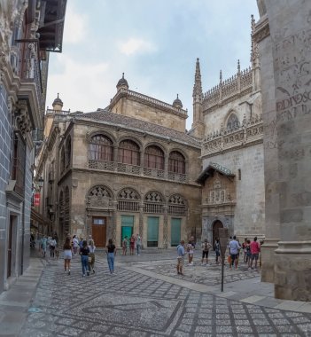 Granada İspanya - 09: 14: 2021: Granada Kraliyet Kilisesi ön cephesine bakın, komşu Granada Katedrali 'nin kompleksine entegre olmuş, turistler