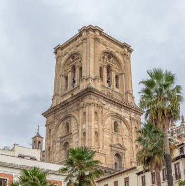 Jaen İspanya - 09: 13 2021: Jaen Katedrali arka kule cephesi, büyük barok-rönesans katedrali Santa Maria Plaza, Jaen şehir merkezinde dini bir sanat müzesi