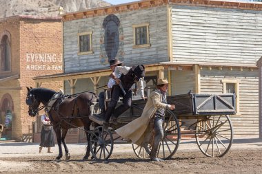 Almeria İspanya - 09: 15 2021: Oasys - Mini Hollywood, Spanish Western tema parkı, Batılı kovboylar senaryosu, Almeria Taberna Çölü