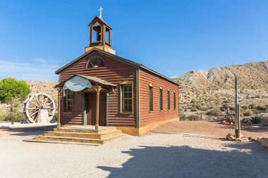 Almeria İspanya - 09: 15 2021: Oasys 'deki ikonik eski St. Michael kilise binasına bakın - Mini Hollywood, İspanyol Batı tarzı bir tema parkı, Batılı kovboylar senaryosu, Almeria Taberna Çölü, İspanya