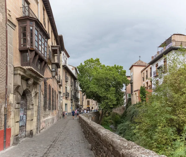Granada İspanya - 09: 14 2021: Darro Caddesi, Carrera del Darro, hüzünlü yürüyüş, Paseo de los tristes, ikonik ve pitoresk sokak Granada, İspanya 'da klasik alımlarla
