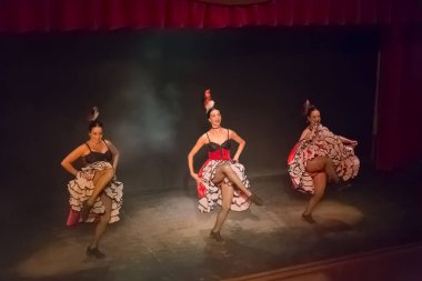 Almeria İspanya - 09: 15 2021: Can Dance Live Show, eski American West Saloon 'u yeniden canlandırma, tipik kabare cübbesi giymiş dansçılar, Oasys Mini Hollywood, Batı tema parkı, Almeria