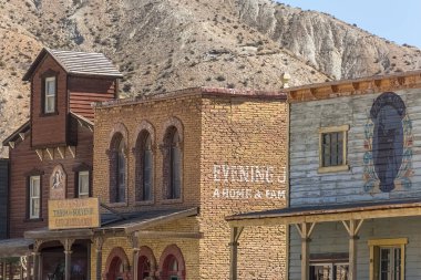 Almeria İspanya - 09: 15 2021: Oasys - Mini Hollywood, batı tarzı bir lunapark, Batılı kovboylar senaryosu, geleneksel mağazaları olan Almeria Taberna Çölü