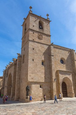 İspanya - 09 12 2021: Santa Maria Katedrali, Santa Mara de Caceres Concatedral, St Mary Meydanı, Santa Maria Meydanı, turist topluluğu, Caceres şehri