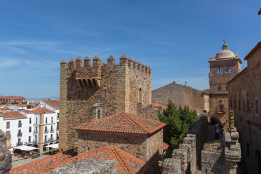 İspanya - 09: 12 2021: Torre Bujaco, Arco de la Estrella kalesi ve şehir merkezindeki Plaza Mayor 'daki diğer miras binaları