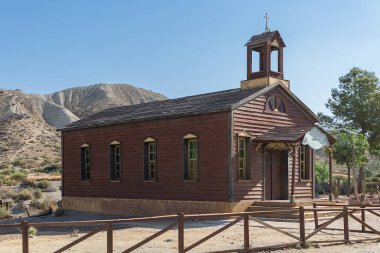 Almeria İspanya - 09: 15 2021: Oasys 'deki ikonik eski St. Michael kilise binasına bakın - Mini Hollywood, İspanyol Batı tarzı bir tema parkı, Batılı kovboylar senaryosu, Almeria Taberna Çölü, İspanya